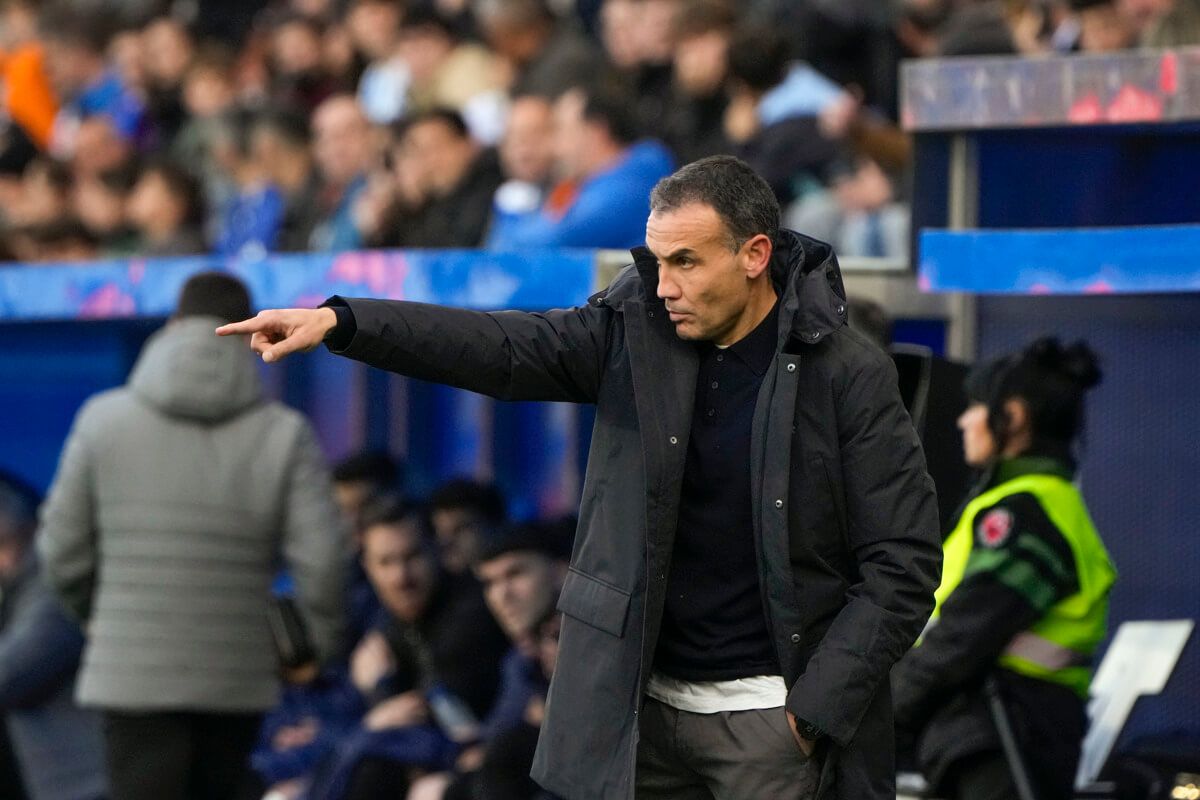  Sergio Francisco da instrucciones durante el Alavés-Real Sociedad.