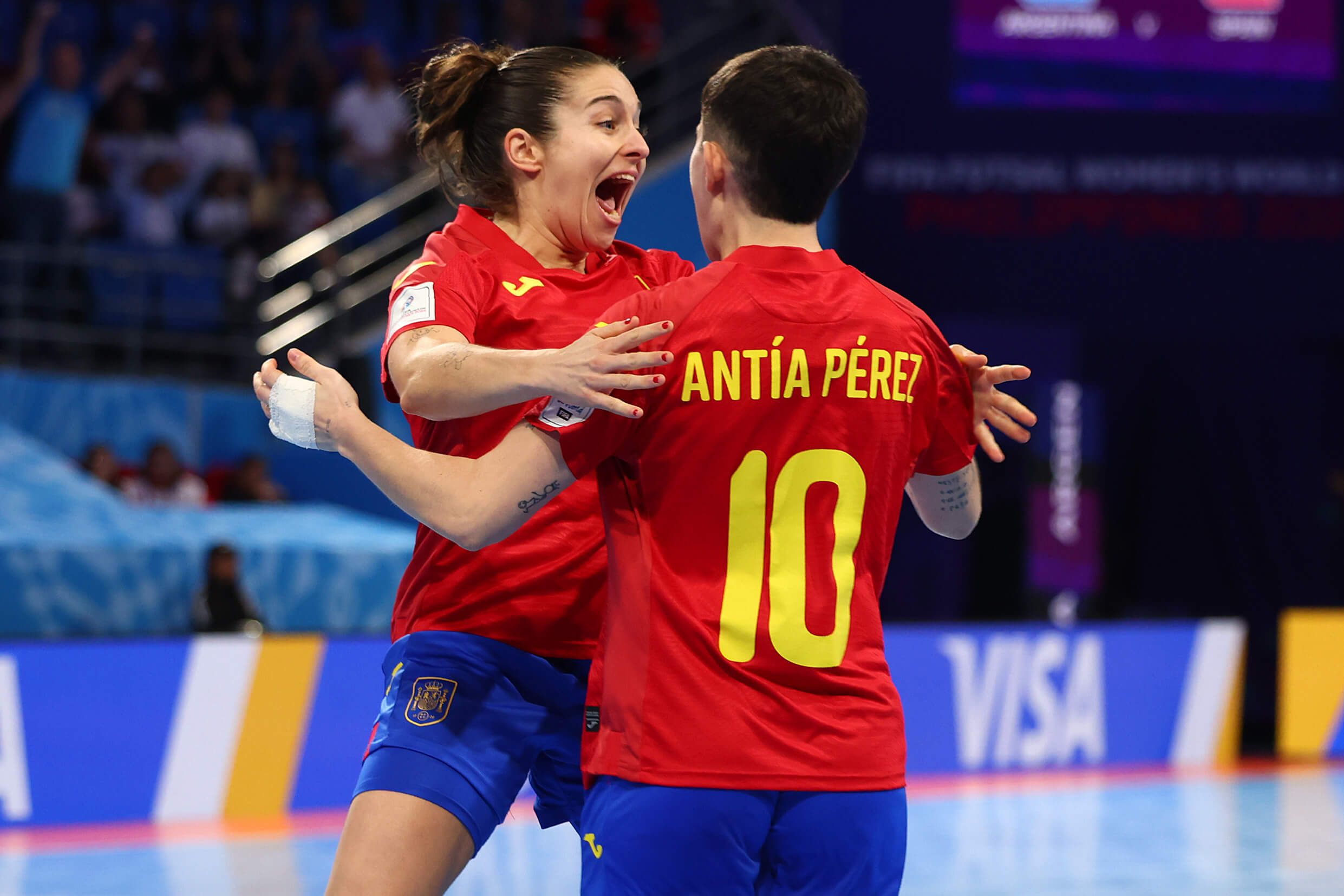 Alejandra de Paz y Antía Pérez celebran un gol en el Argentina-España.