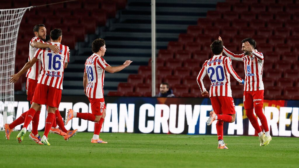  Álex Baena celebra su gol en el Camp Nou (Cordon Press)