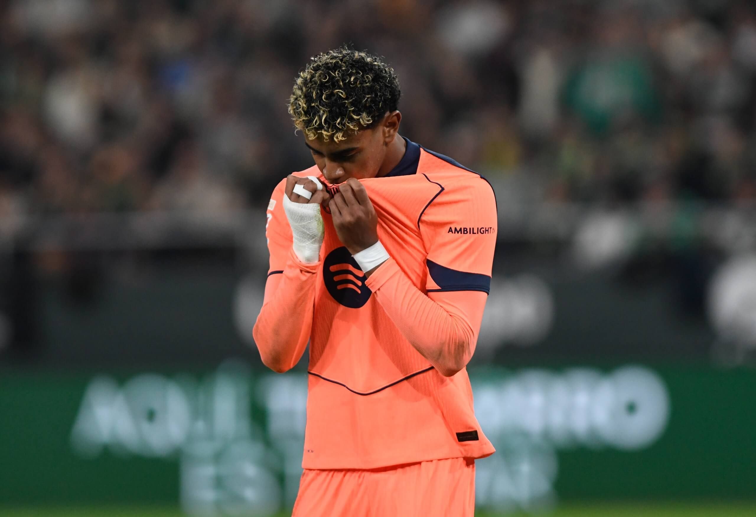  Lamine Yamal se lamenta durante el Betis-Barcelona.