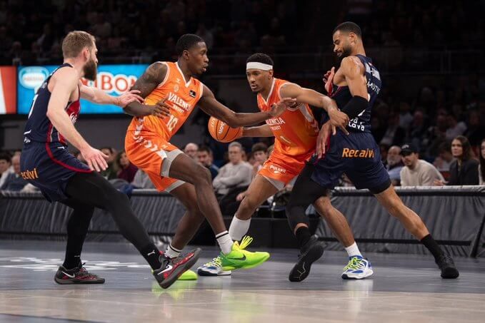 Canasta de Kam Taylor para la victoria del Valencia Basket