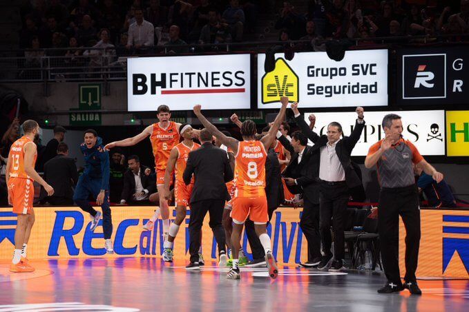 Canasta de Kam Taylor para la victoria del Valencia Basket