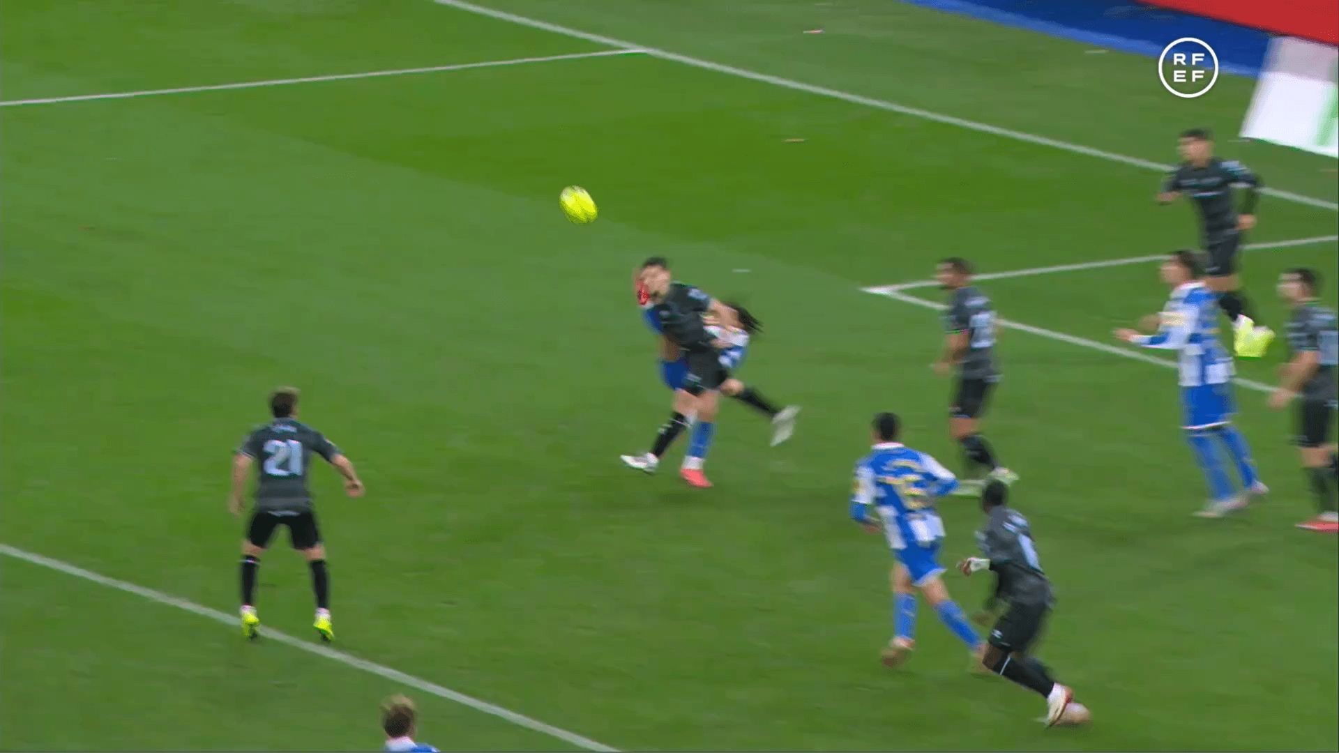 Lucas Noubi, en la jugada con Sienra en el Dépor-Castellón.