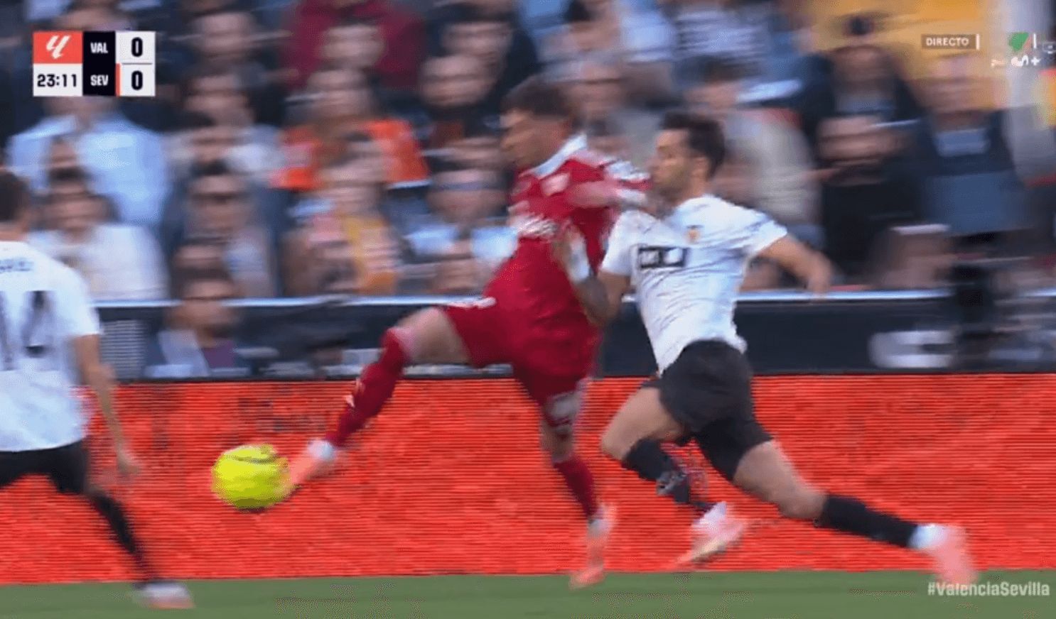  Codazo de Carmona sobre Hugo Duro