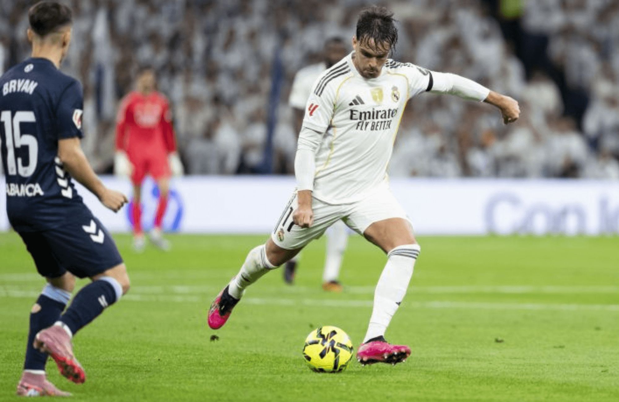  Raúl Asencio sacando un balón ante Bryan Zaragoza.