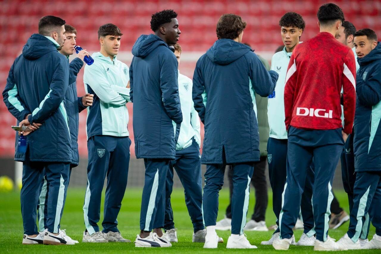  Los jugadores de Ernesto Valverde charlan en el césped de San Mamés.