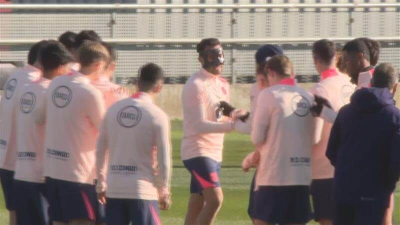  Eric García, rodeado de compañeros