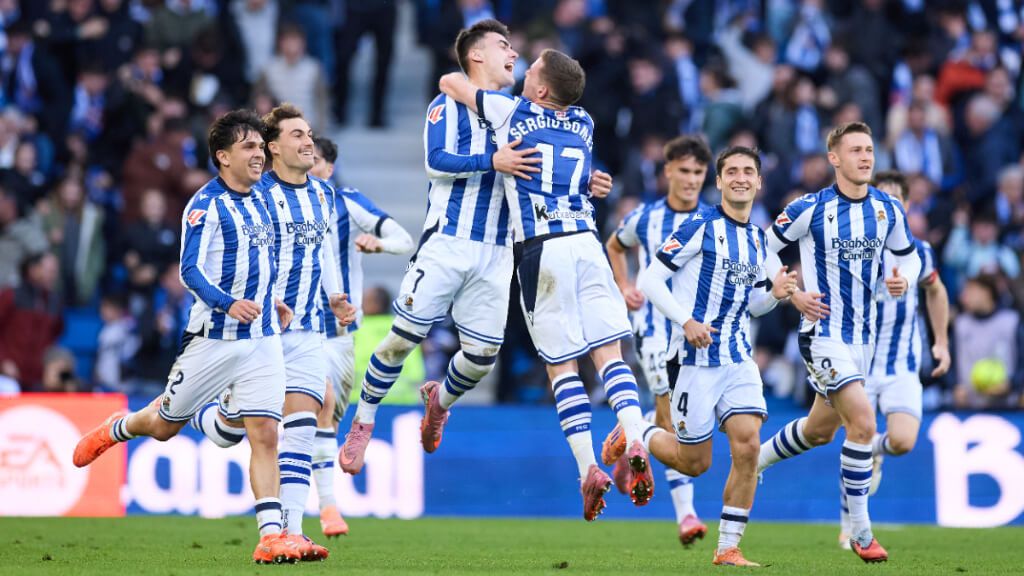  Los jugadores de la Real Sociedad celebrando un gol contra el Villarreal (Europa Press)