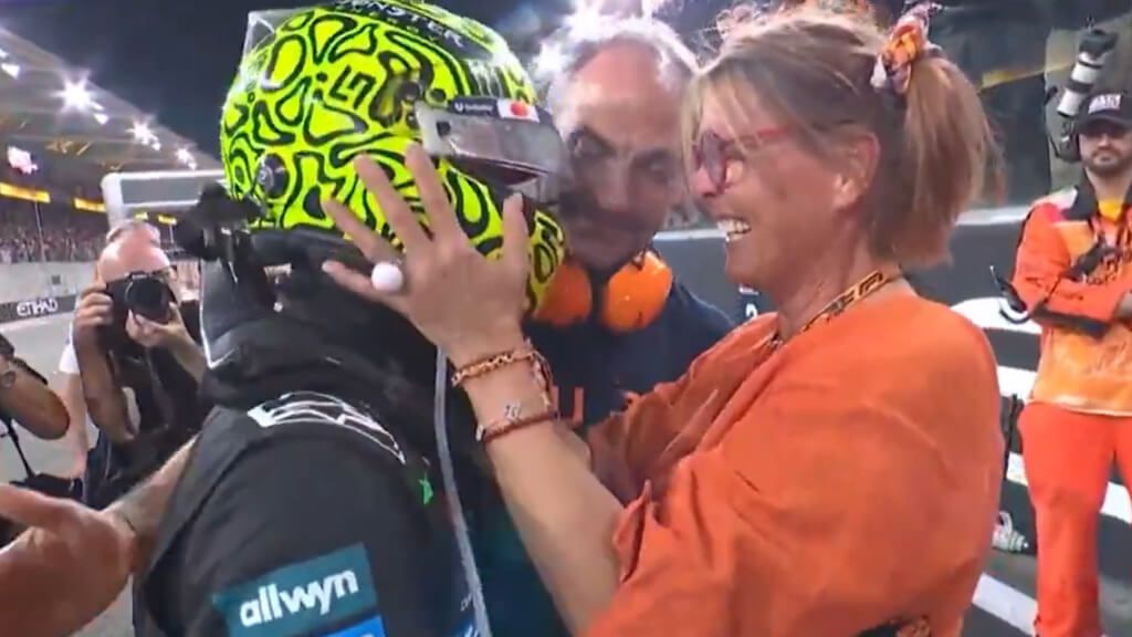 Lando Norris con sus padres, en Abu Dhabi.