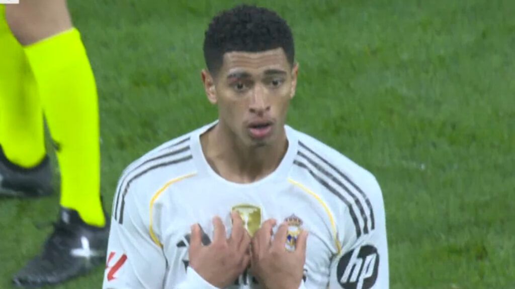 Jude Bellingham queda perplejo tras recibir la amarilla (captura: Movistar).