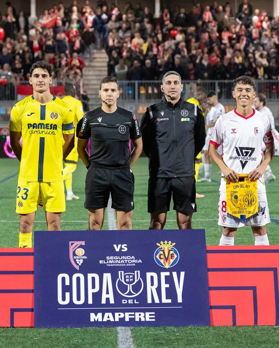  Los capitanes posan antes del inicio del encuentro.