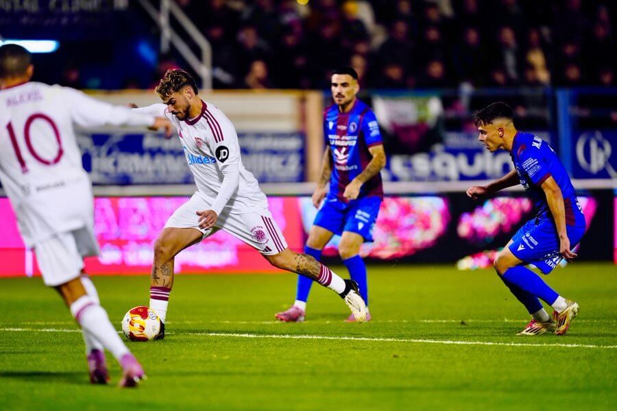  Isaac Romero chuta para hacer el 0-2 en el Extremadura-Sevilla.