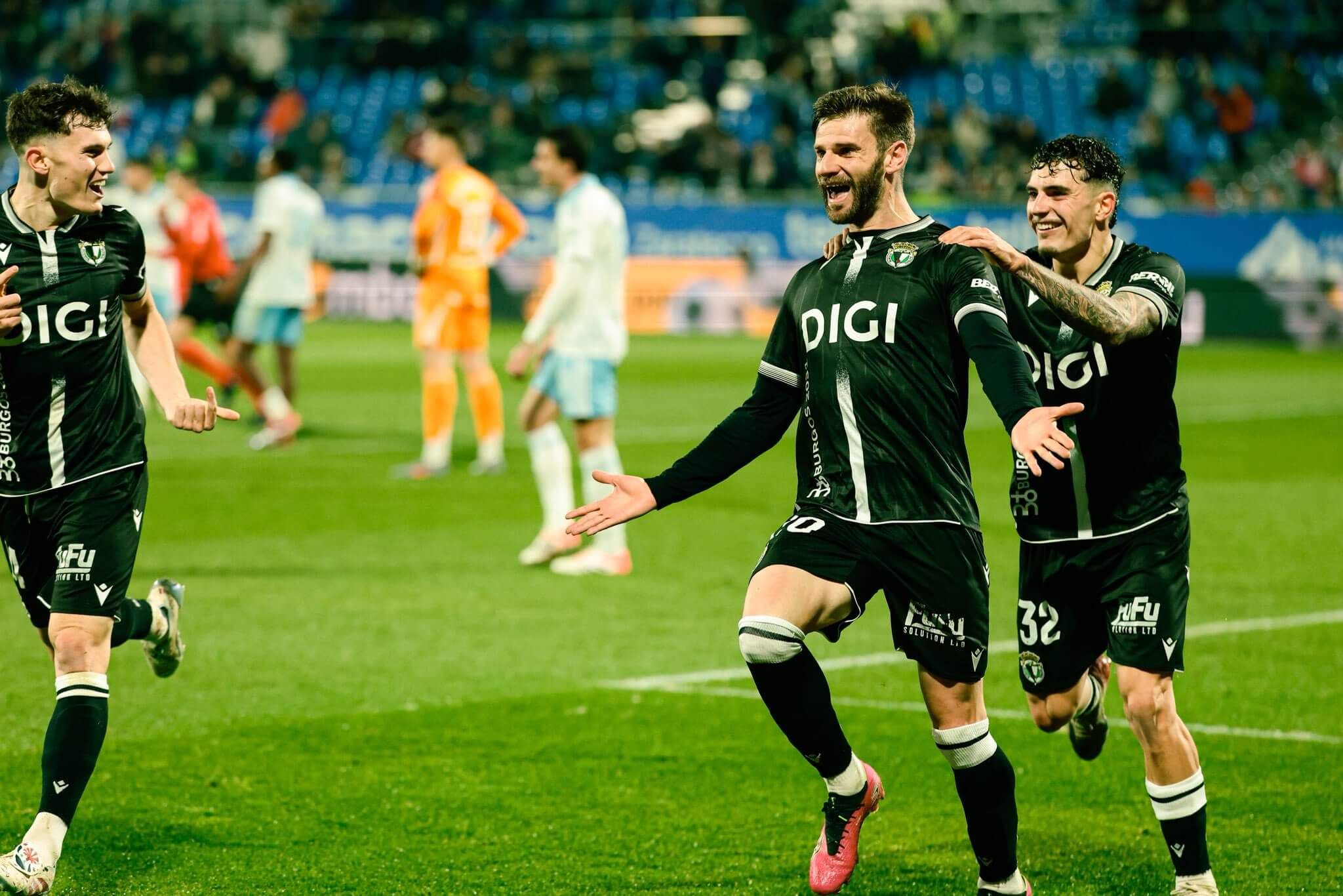  Mario González celebra su gol con el Burgos en el Ibercaja Estadio.