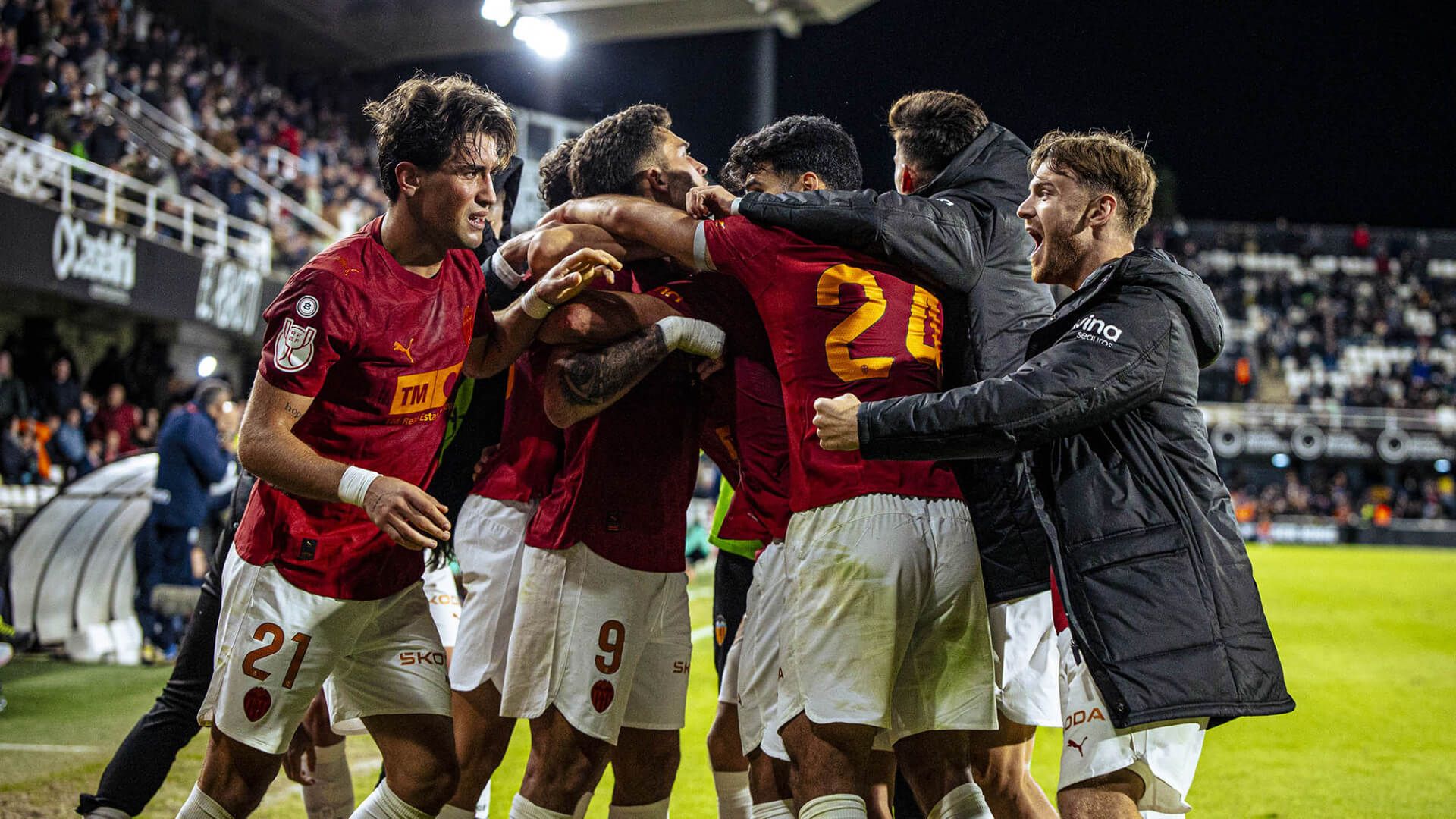 Gol de Jesús Vázquez, Lucas Beltrán se abraza con sus compañeros
