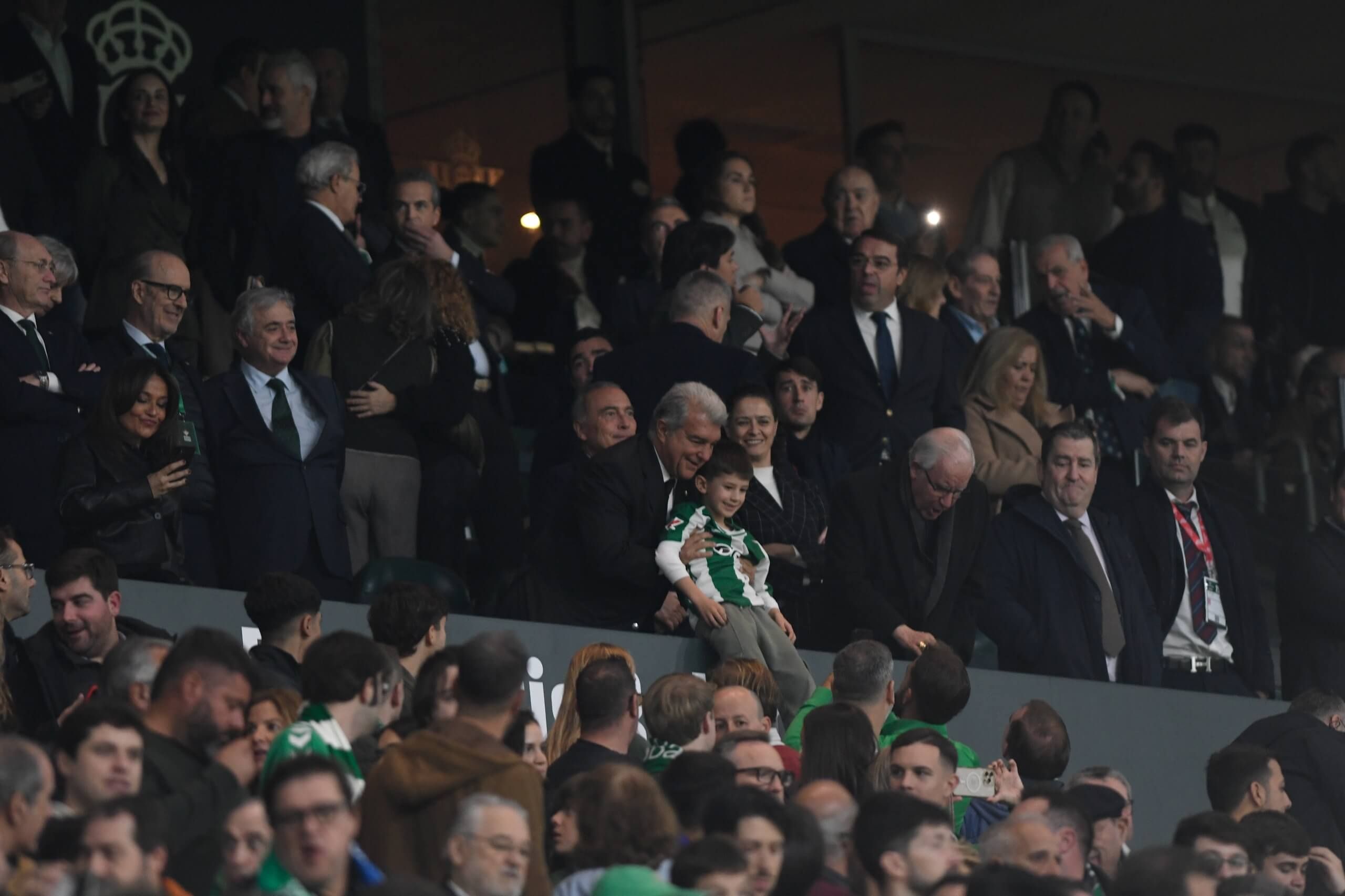Joan Laporta, presidente del FC Barcelona, con un niño aficionado del Betis.