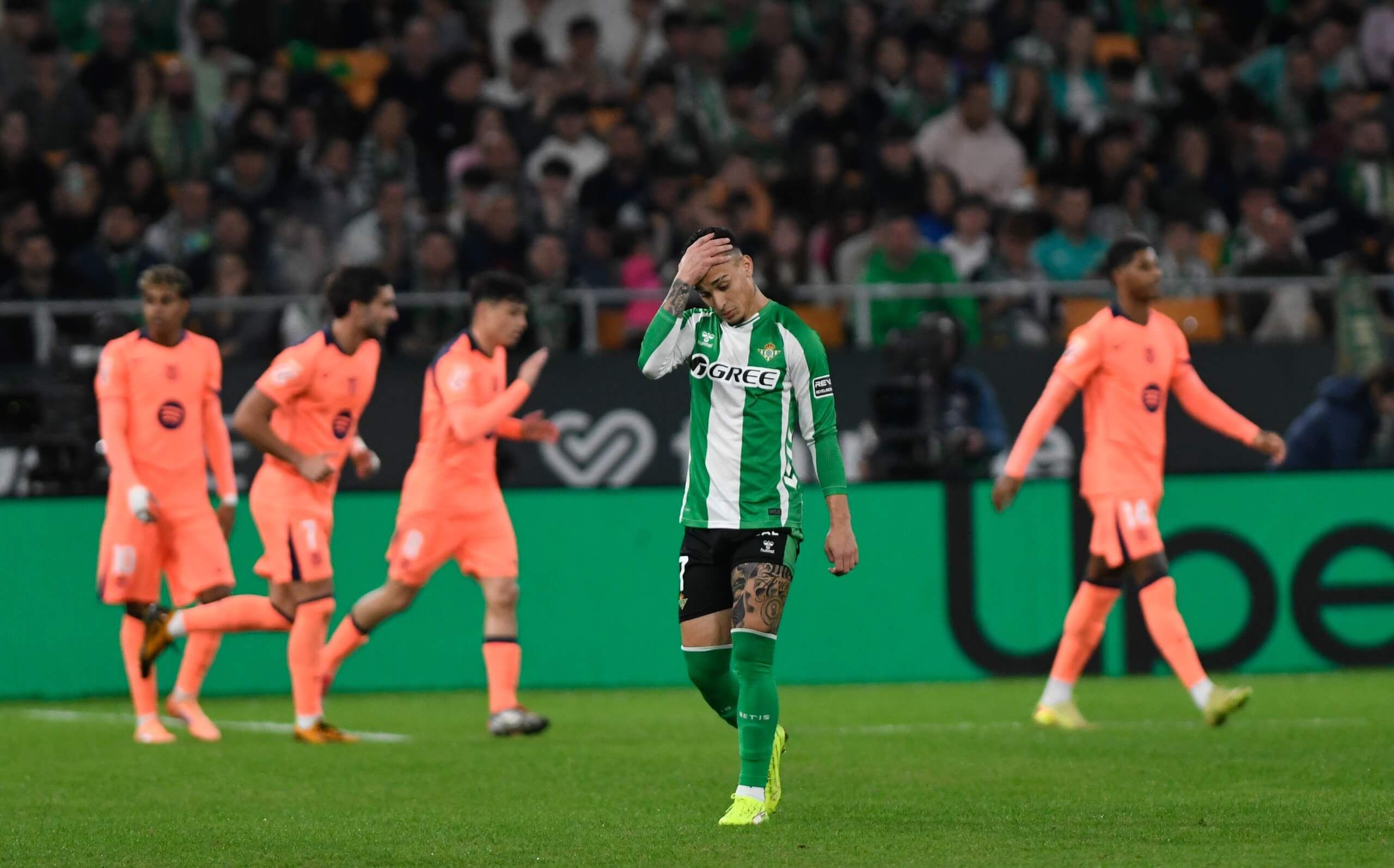  Antony, lamentando un gol del Barça.