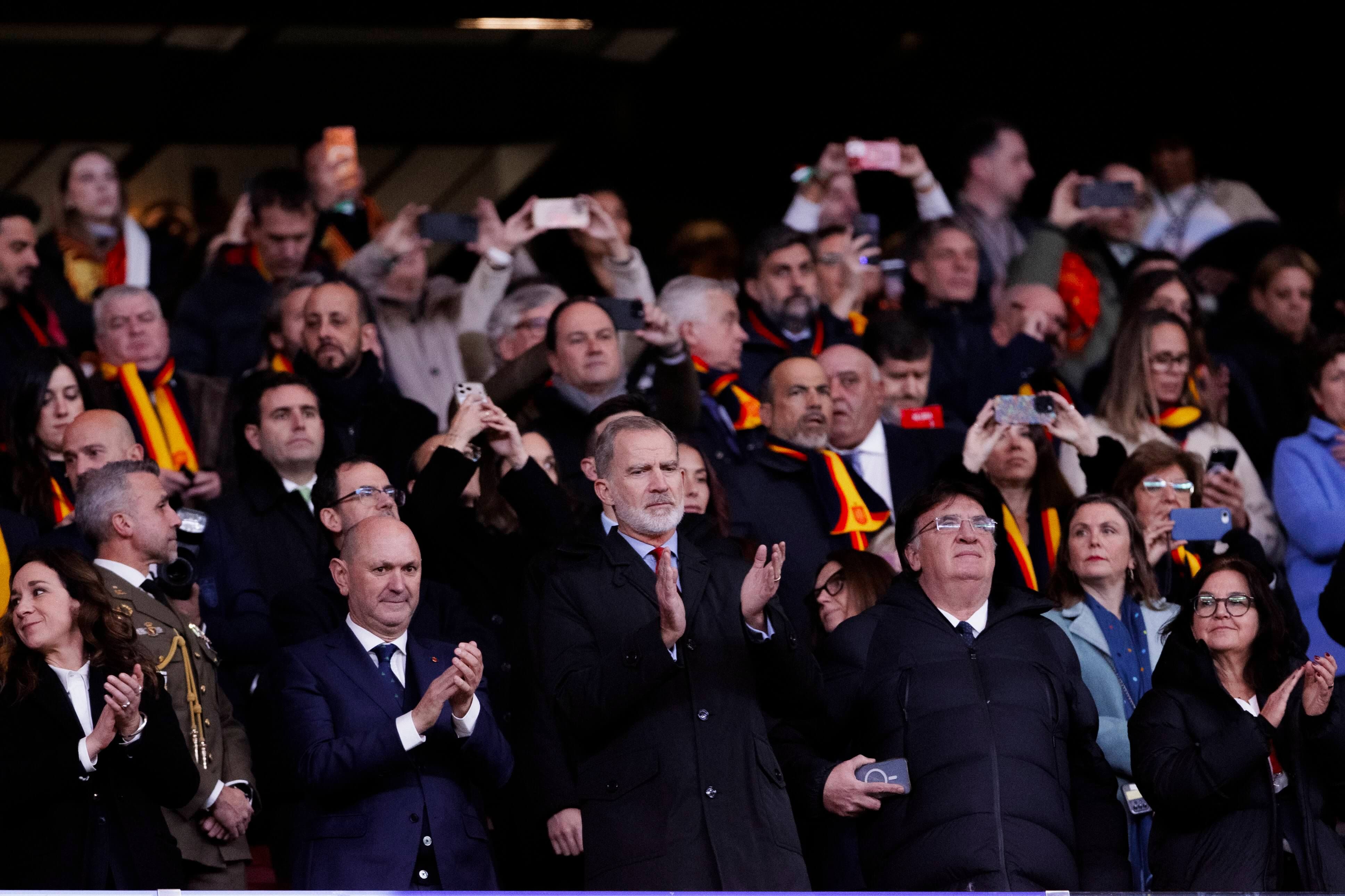 Felipe VI y Rafael Louzán, en el palco del Metropolitano (FOTO: Cordón Press).