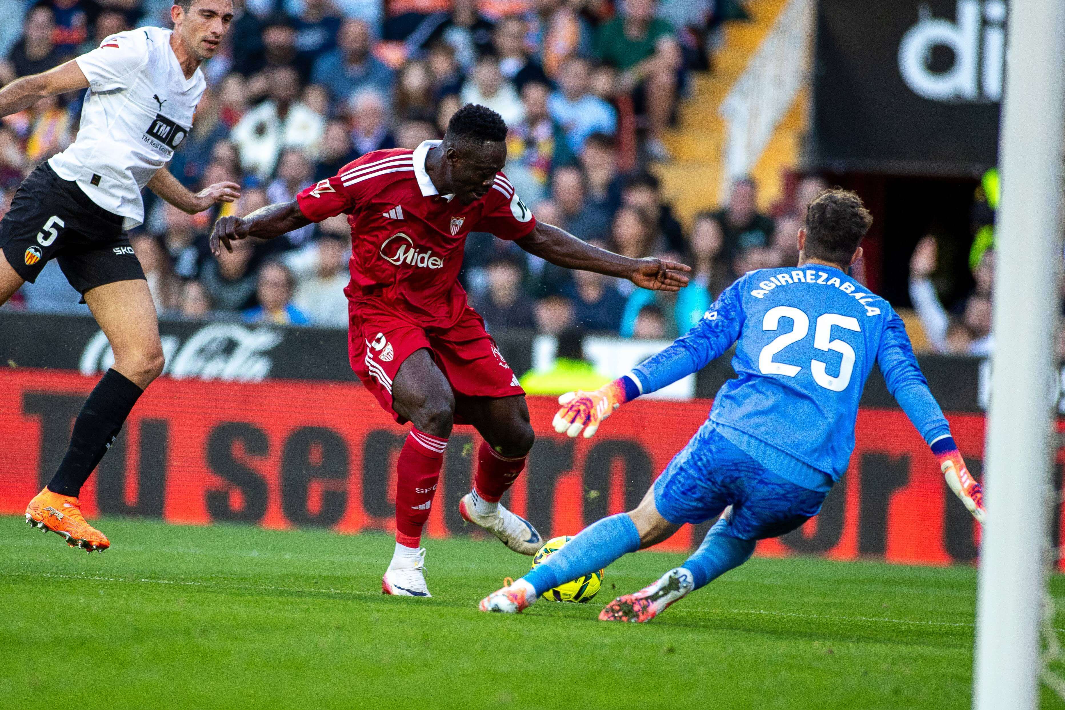 Akor Adams, ante el Valencia.