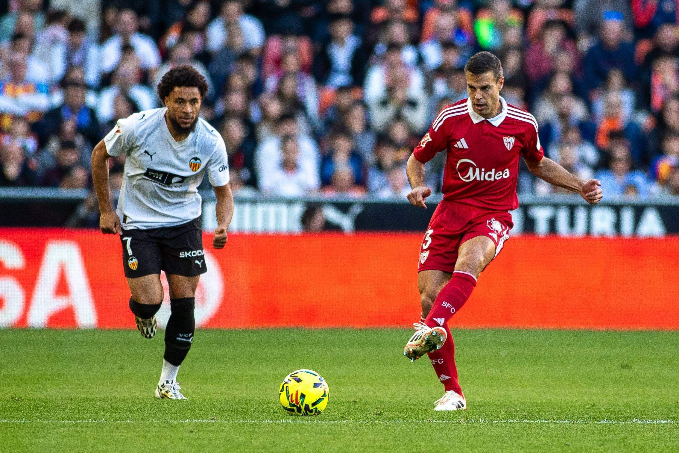  César Azpilicueta, ante el Valencia.