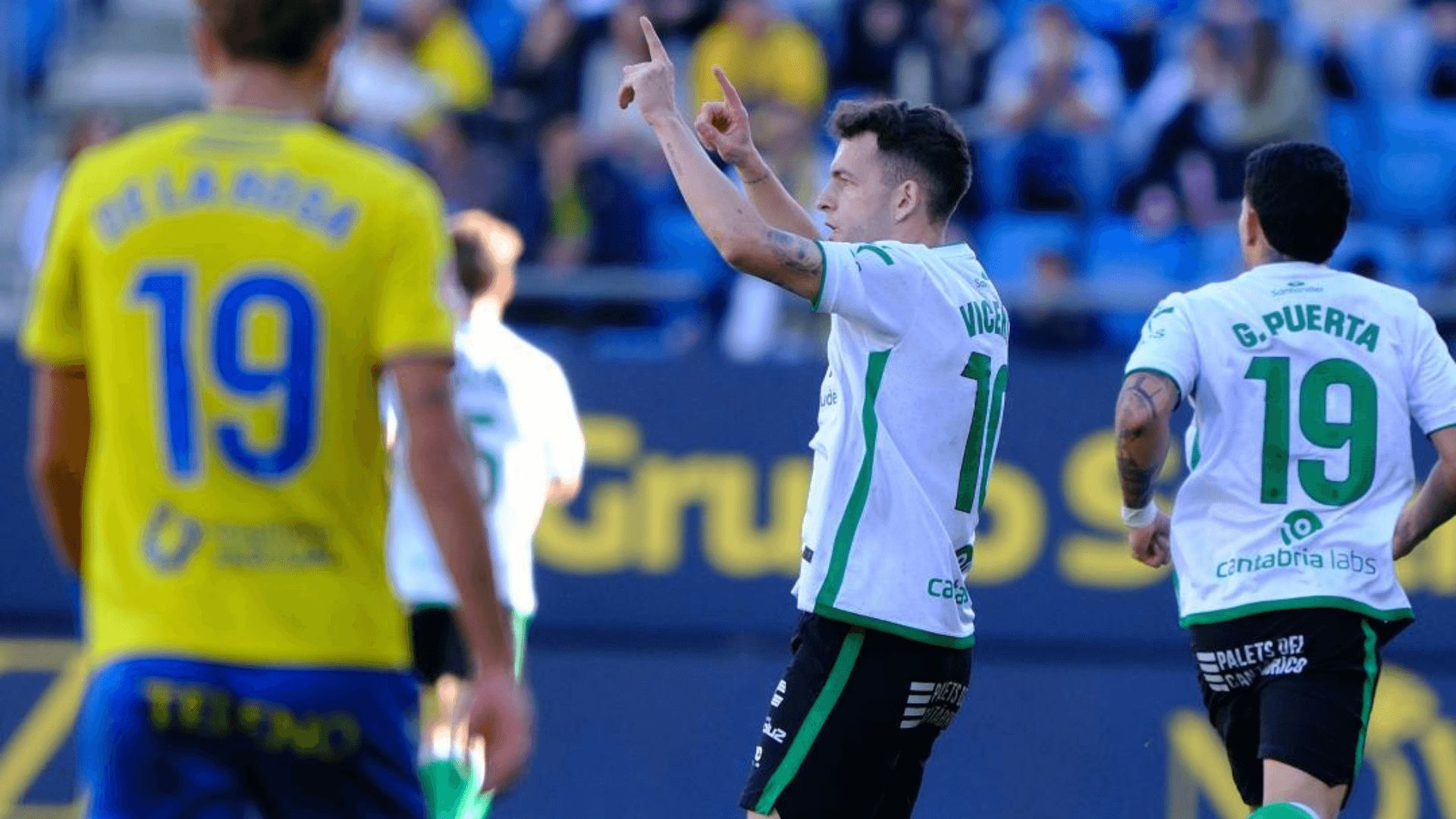 Iñigo Vicente celebra su gol en el Cádiz-Racing.