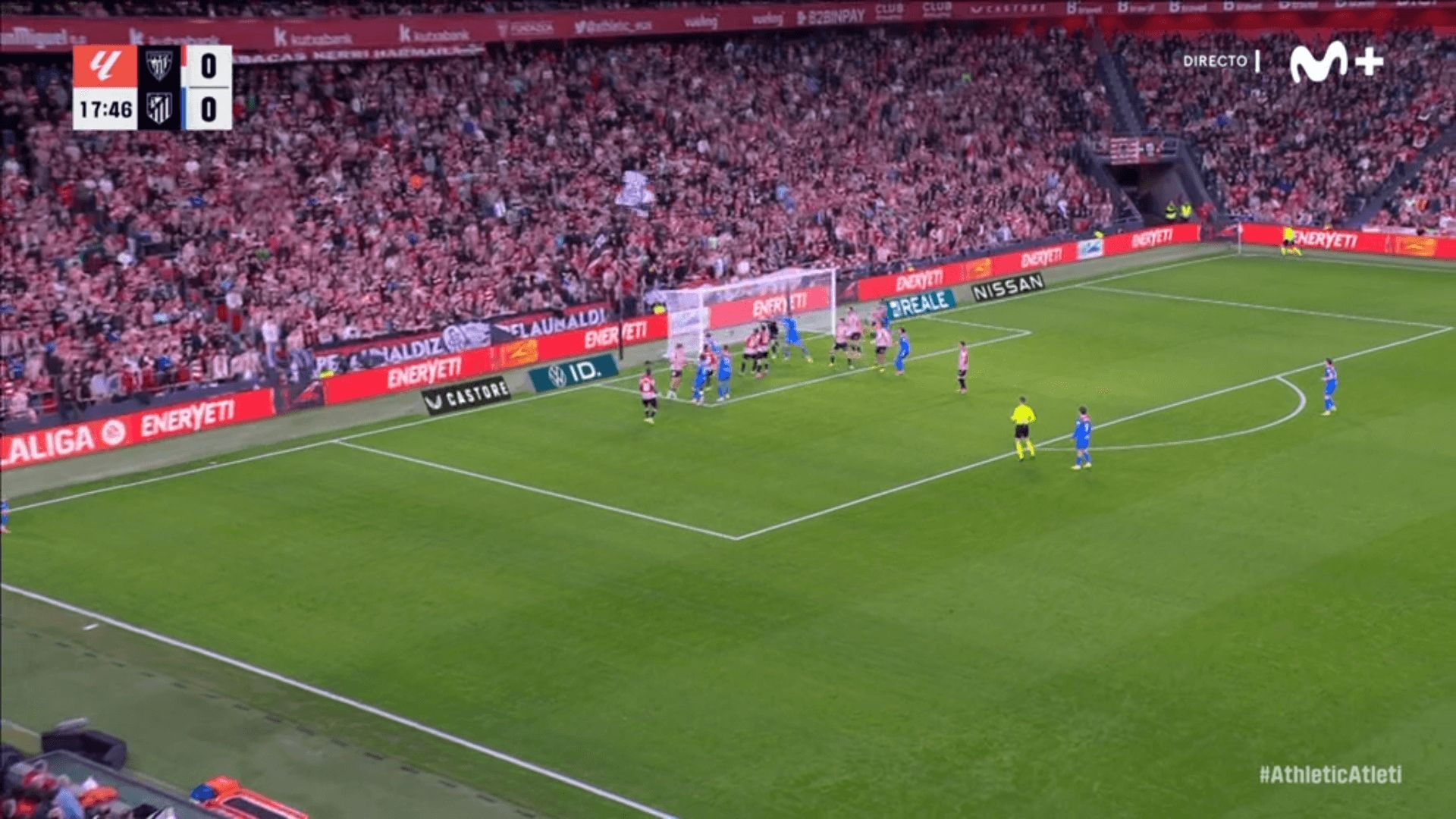 La acción entre Pubill y Unai Simón en el gol anulado a Pablo Barrios.