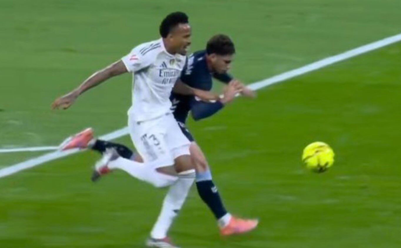  Eder Militao se lesiona ante Pablo Durán en el Real Madrid-Celta.