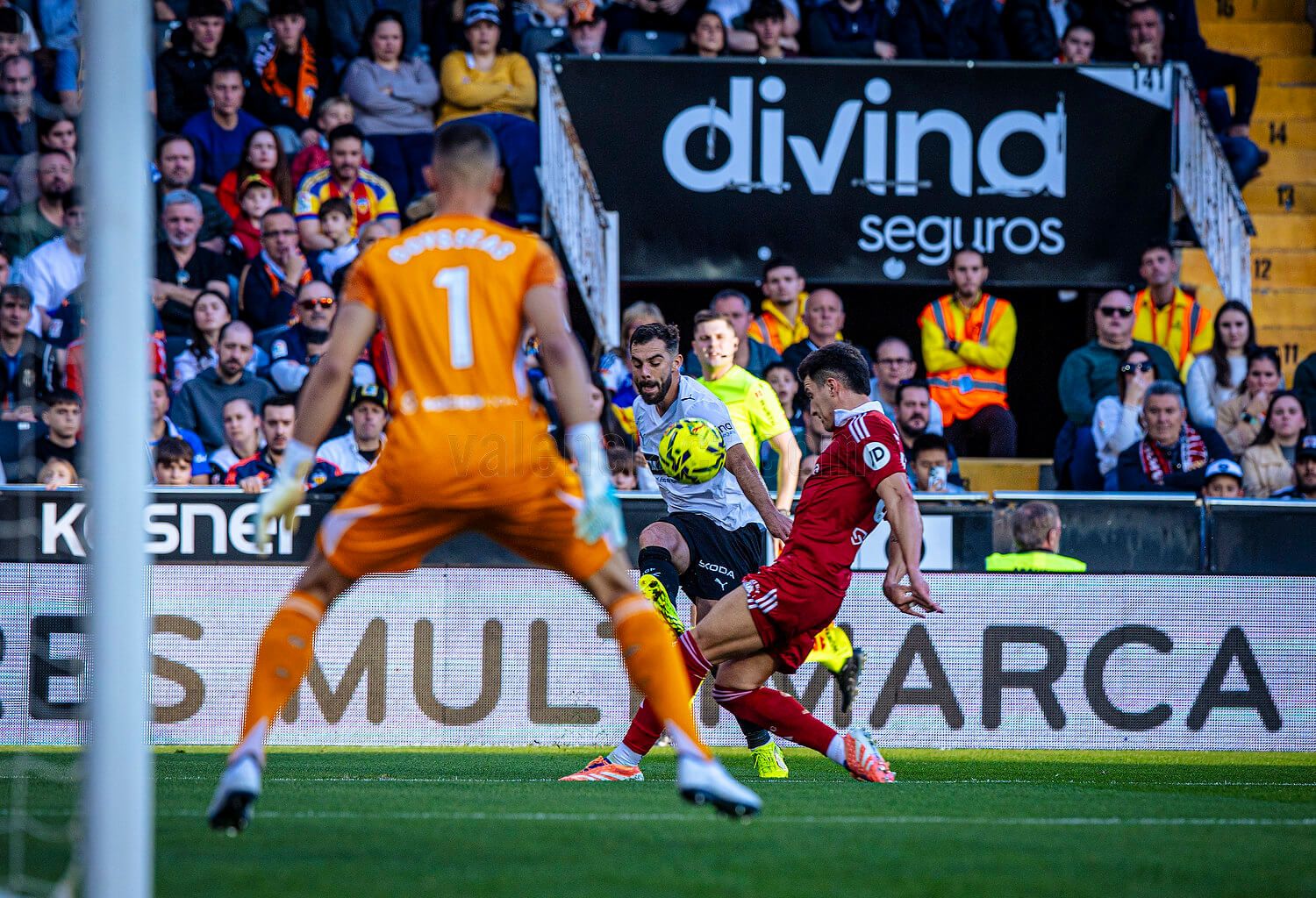  Luis Rioja ante el Sevilla