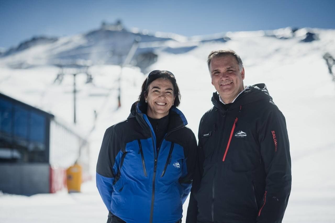 Mª José Rienda y Jesús Ibáñez, de Cetursa, en el incomparable marco de Sierra Nevada.