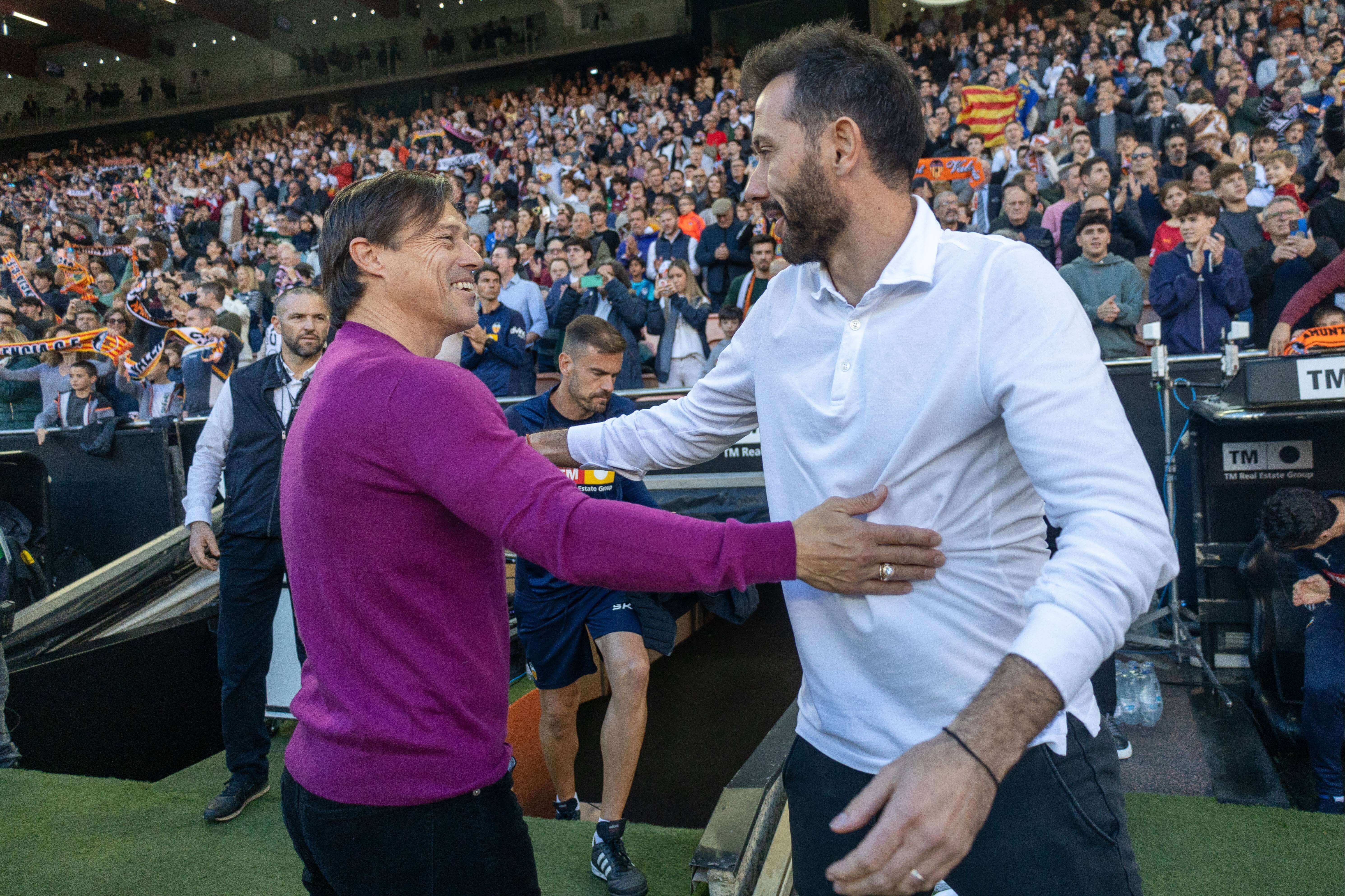  Matías Almeyda saluda a Carlos Corberán.