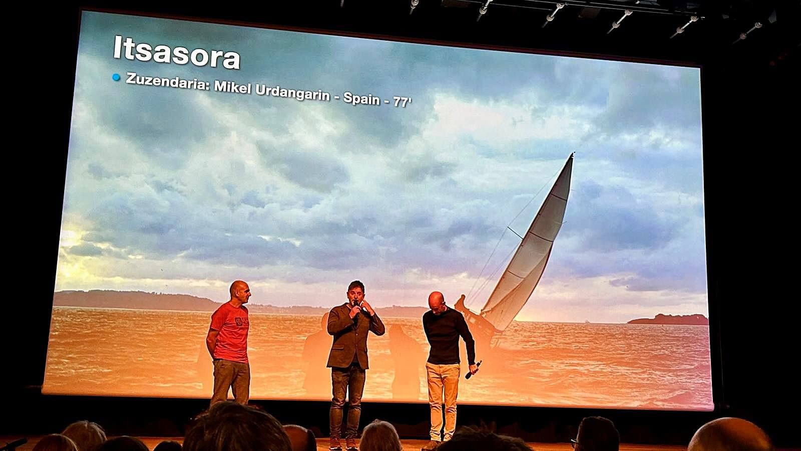  Aitor Elduaien, Mikel Urdangarin y Unai Basurko cautivaron a los asistentes desde el escenario del Mendi Film Festival.
