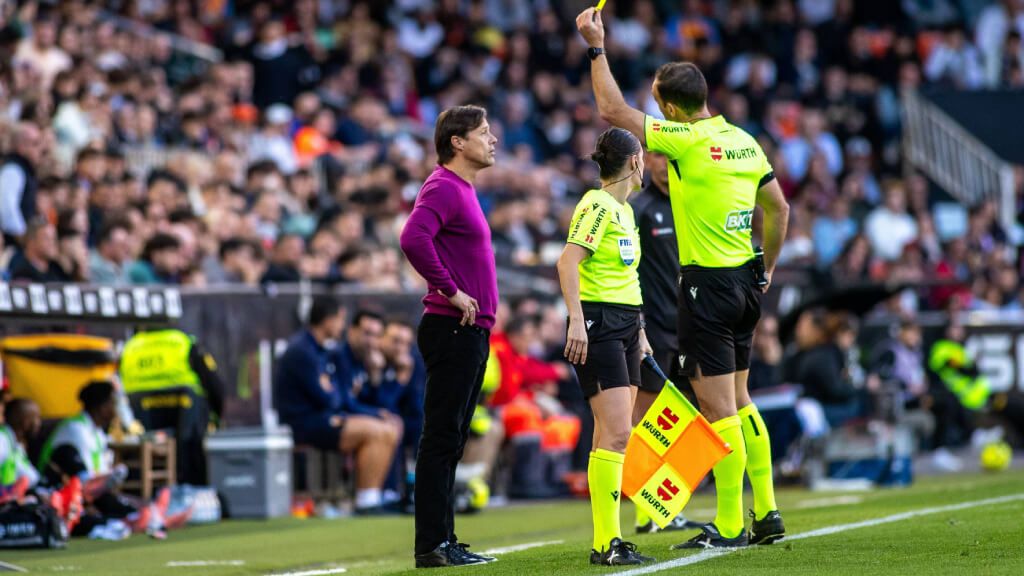  Cuadra Fernández, amonestando a Matías Almeyda.