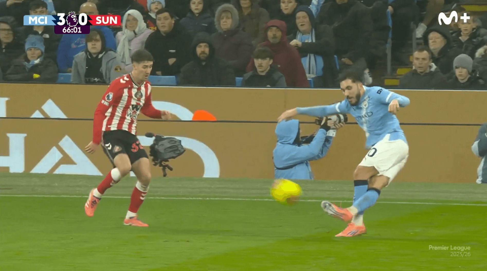  Rayan Cherki asiste de rabona en el Manchester City-Sunderland.