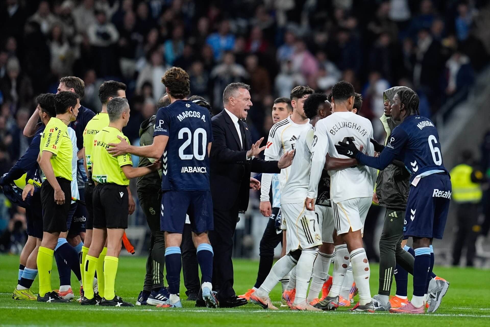  Las protestas de los jugadores del Real Madrid tras caer ante el Celta.