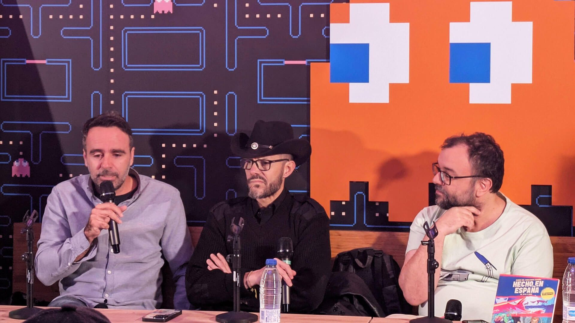  Santiago Bustamante, David Martínez y Angel Luis Sucasas en la presentación.