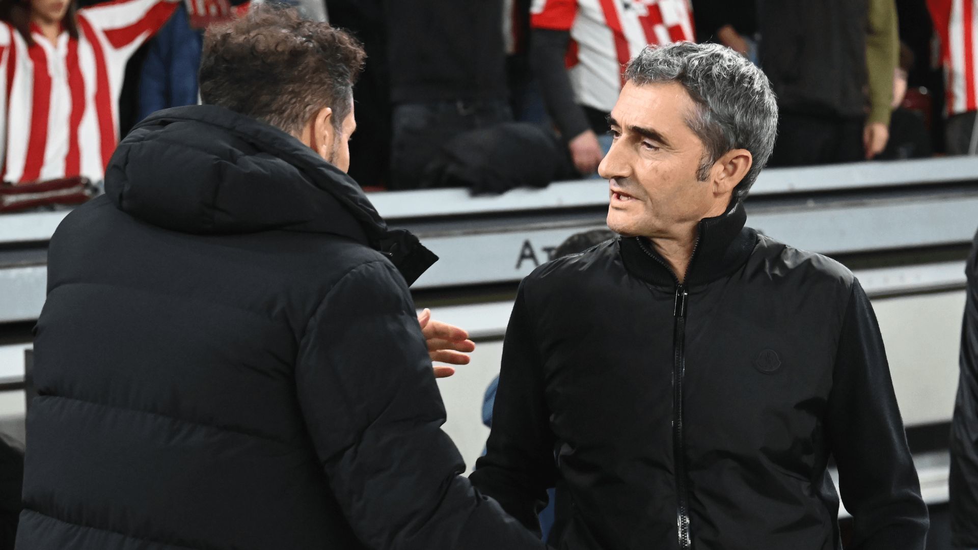  Simeone y Valverde se saludan antes del Athletic-Atlético.