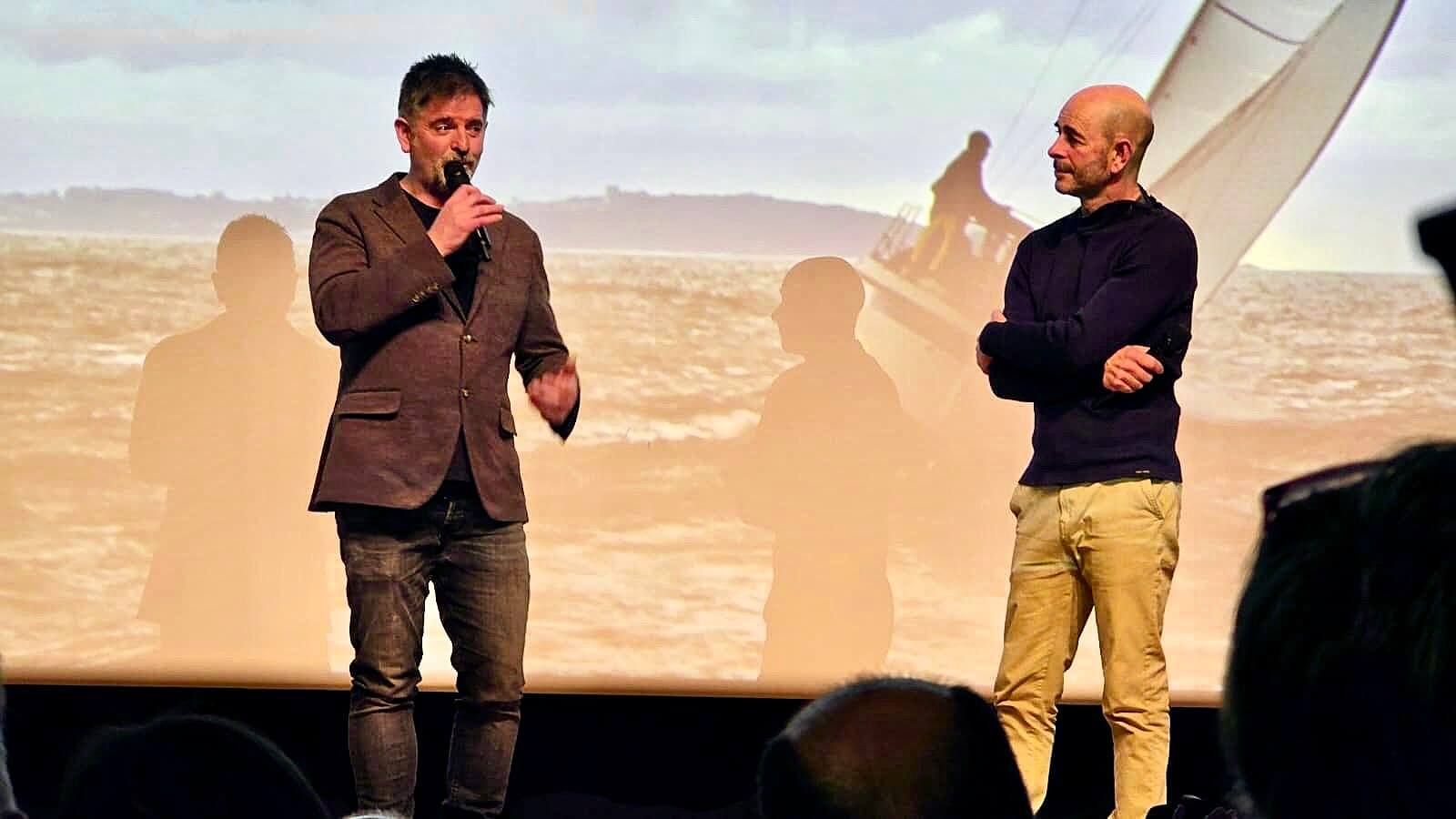  Risas, complicidad y buen humor entre Mikel Urdangarin y Unai Basurko en el escenario del Mendi Film Festival del Palacio Euskalduna de Bilbao.