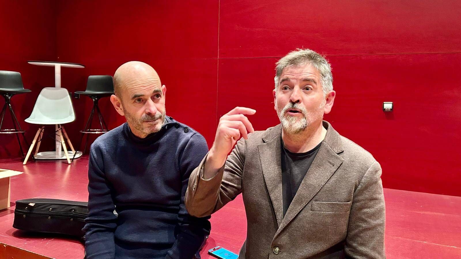  Mikel Urdangarin se explaya con pasión sobre 'Itsasora', su ópera prima en el cine.