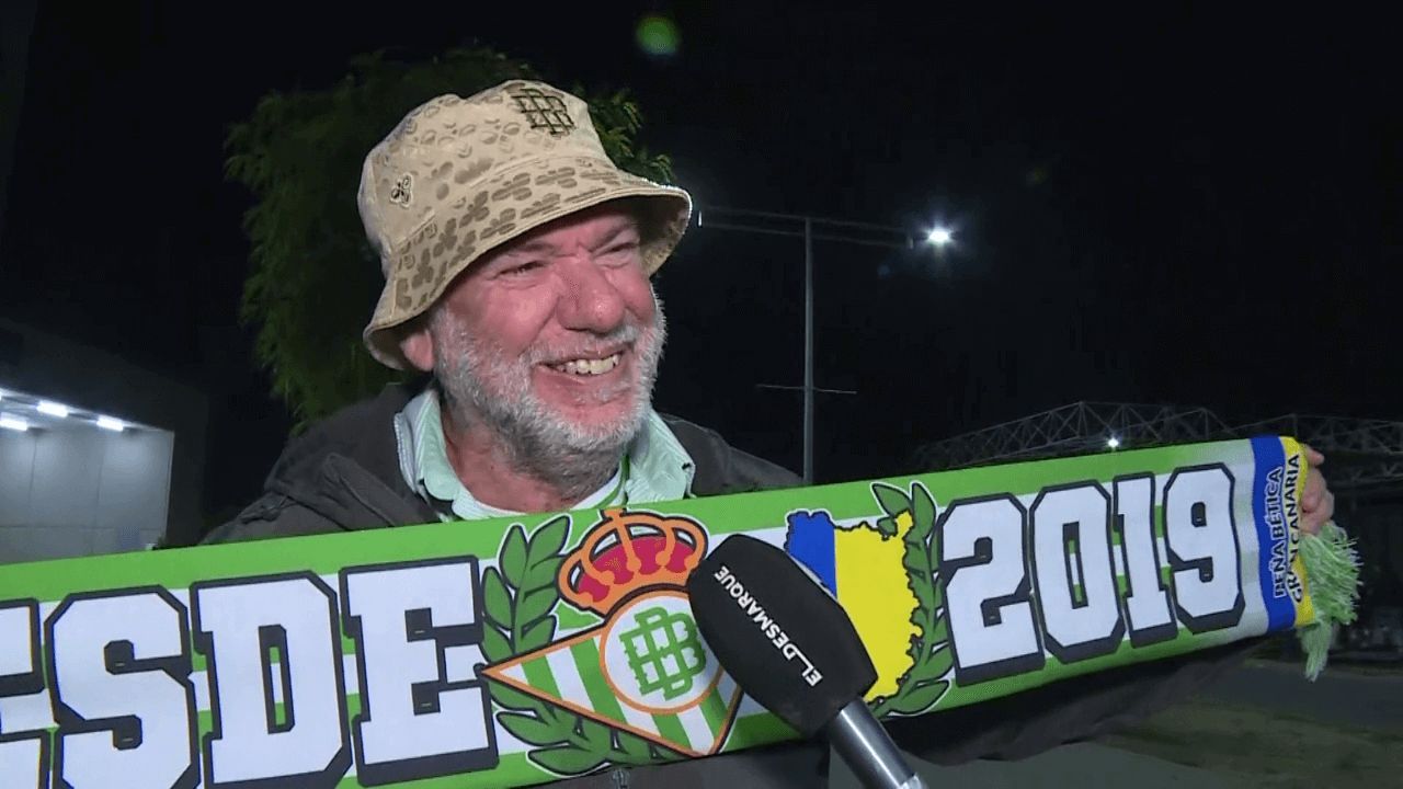  Antonio, aficionado bético de Las Palmas hablando con ElDesmarque