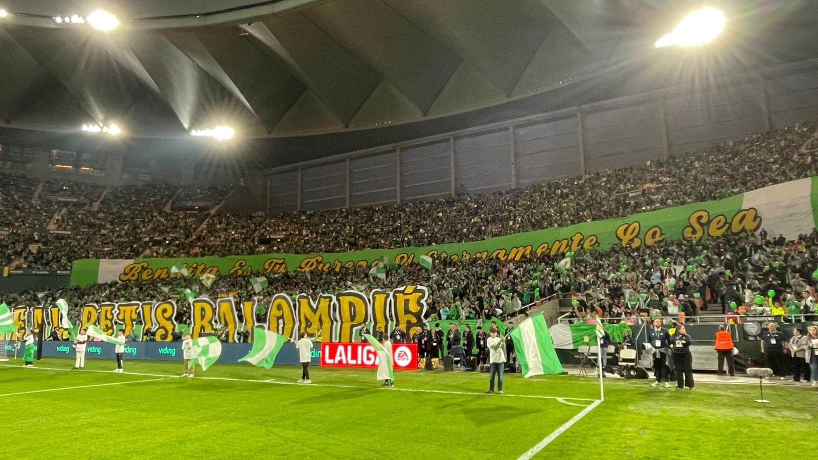  El tifo del Betis contra el Barcelona, en honor a la Inmaculada Concepción