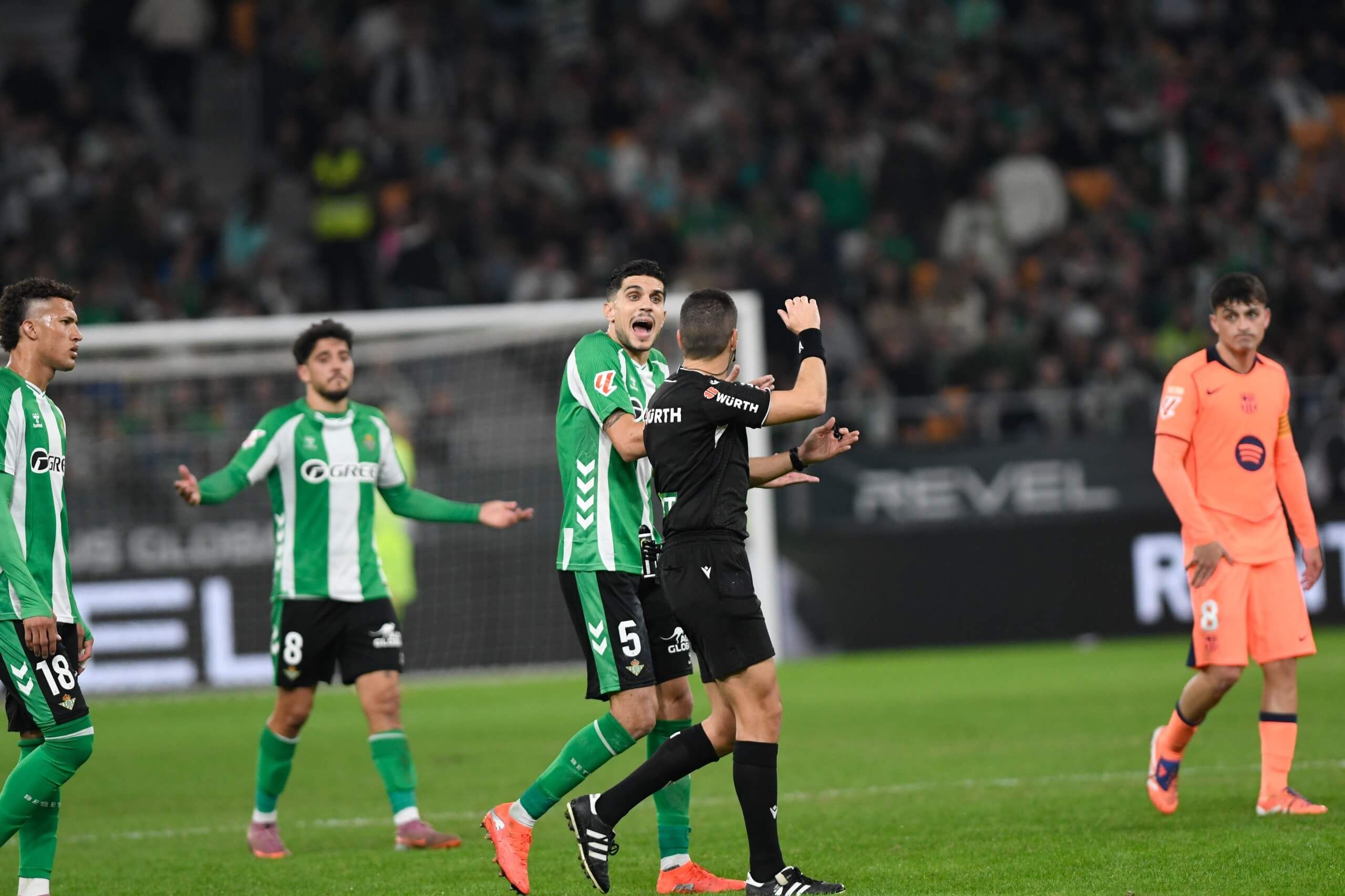  Marc Bartra, reclamando una decisión del árbitro