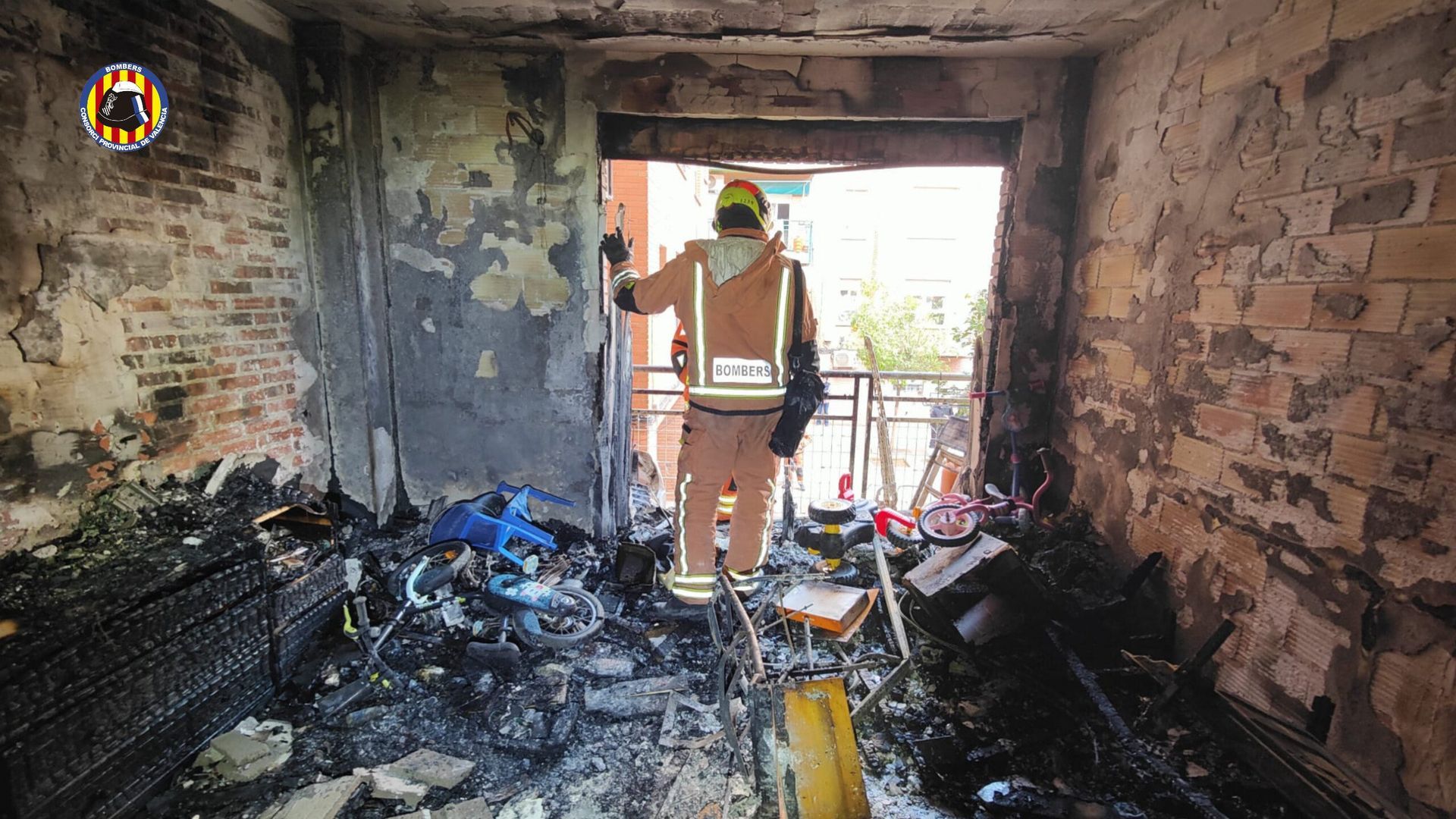 11 heridos, cinco de ellos trasladados al hospital, tras un incendio en Paiporta, Valencia