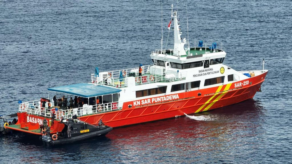 El hallazgo de nuevos restos de la embarcación que naufragó en Indonesia con una familia española obliga a ampliar el radio de búsqueda de los desaparecidos