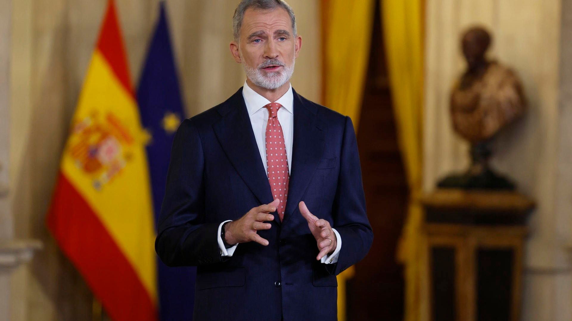 El rey Felipe VI hace balance de un año que ha sido complicado en la política tanto nacional como internacional y en el que se ha conmemorado el 50 aniversario de la restauración de la monarquía y los inicios de la transición a la democracia.