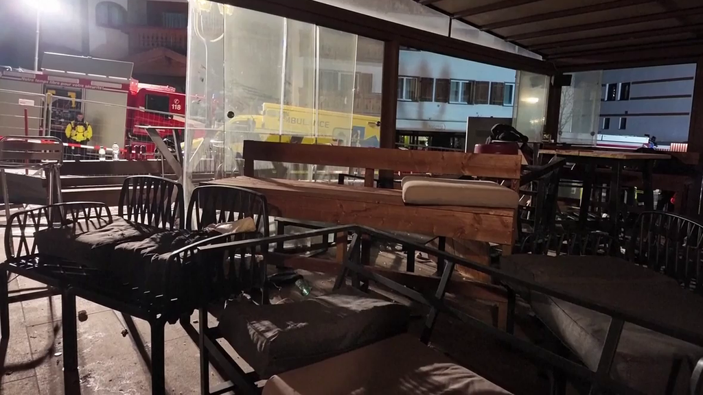 Las hipótesis sobre el origen del incendio mortal de Año Nuevo en Suiza: de las bengalas en botellas de champán a una vela de cumpleaños