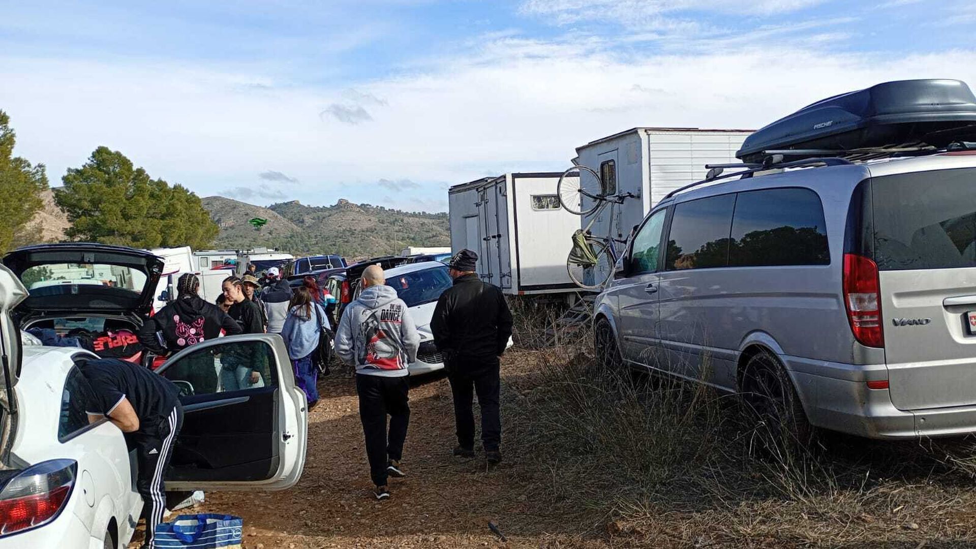 La rave del pantano del Cenajo, en Albacete, amenaza ahora con llegar hasta el día de Reyes