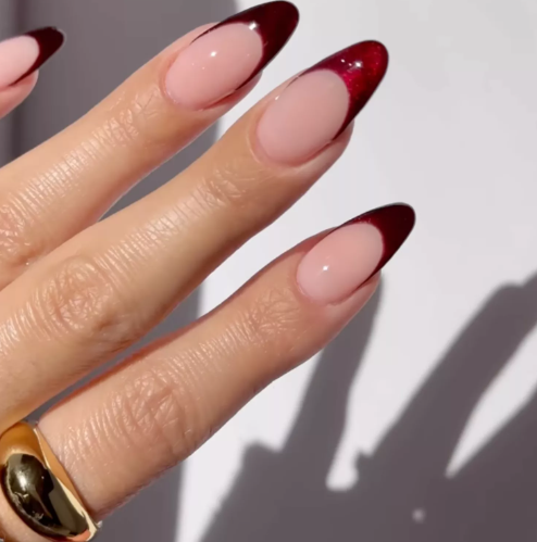 Manicura francesa en tonos burdeos