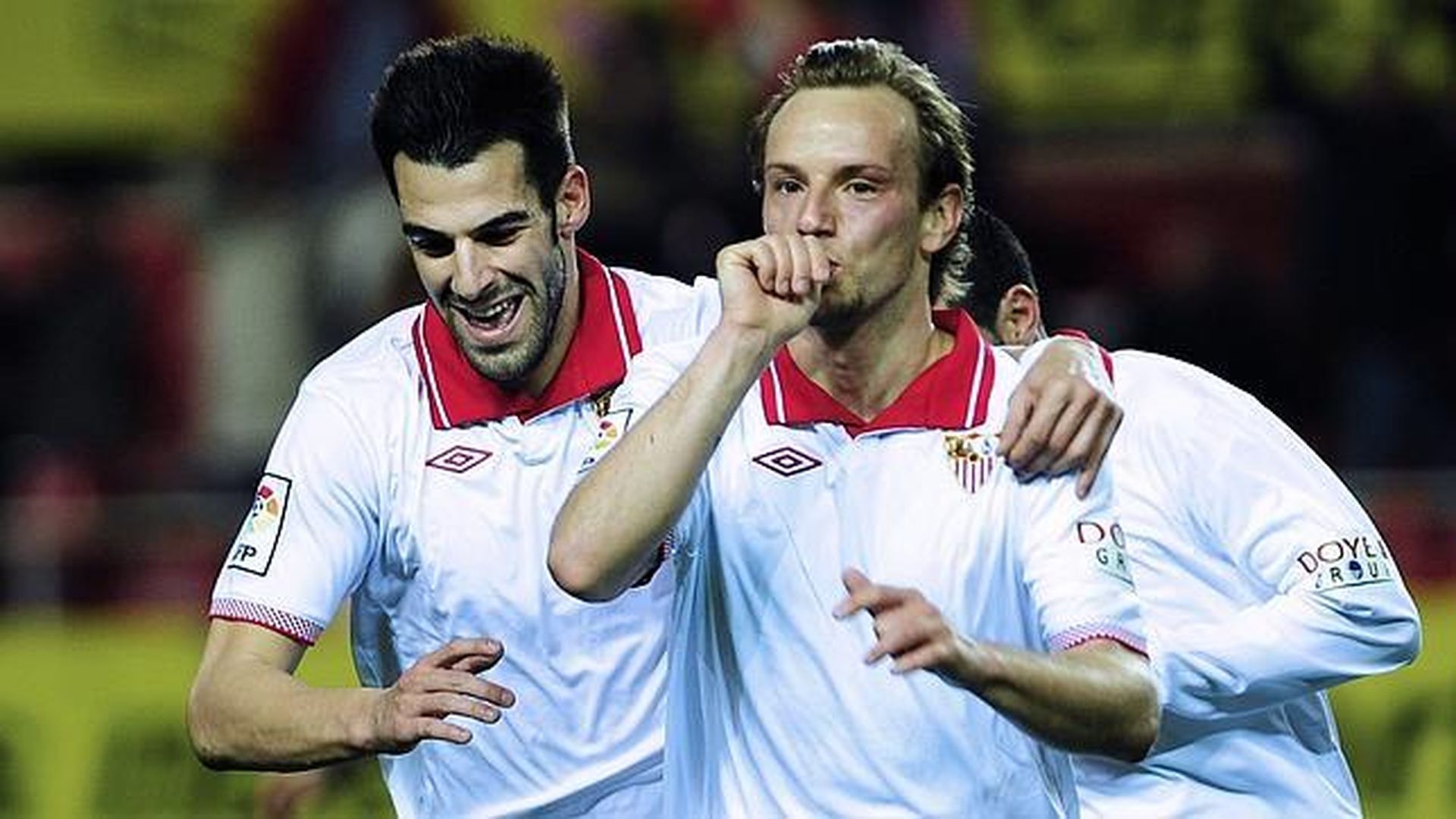 Rakitic celebra un gol con Negredo del Sevilla