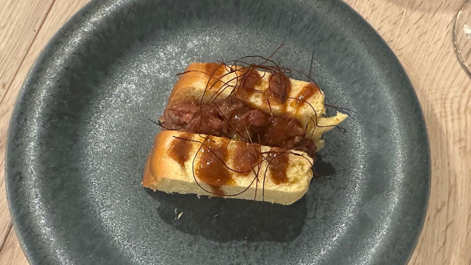 Brioche de steak tartar en El Fogaril