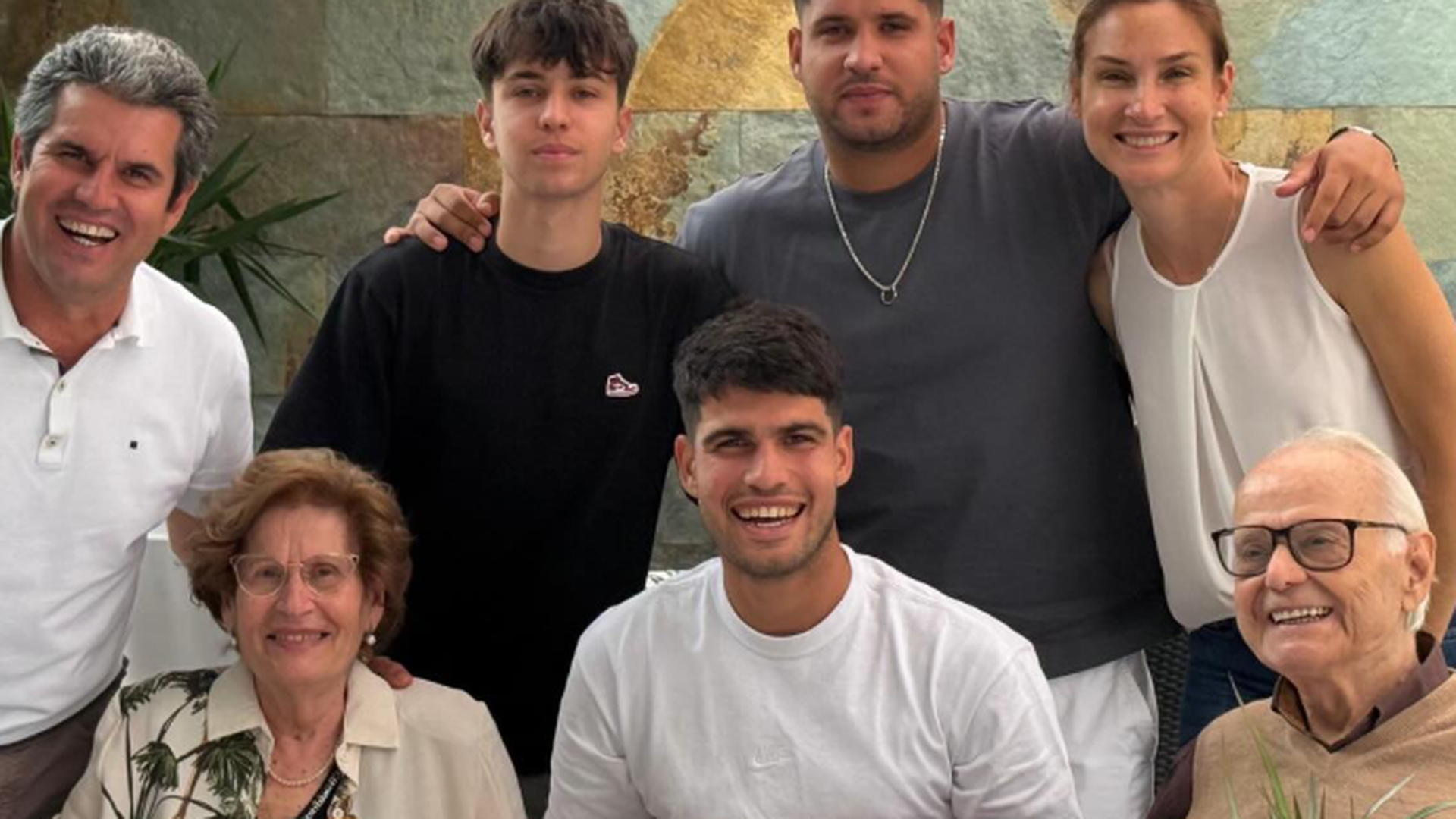Carlos Alcaraz con su familia celebrando su 22 cumpleaños