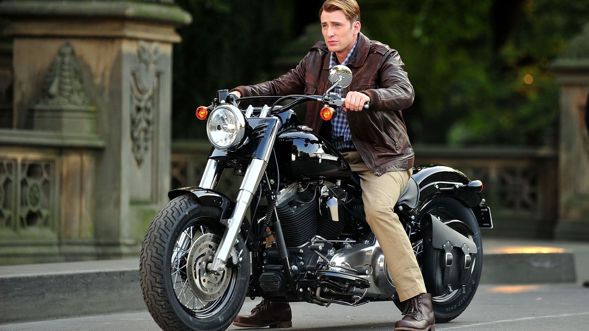 Chris Evans, como Capitán América, en una motocicleta